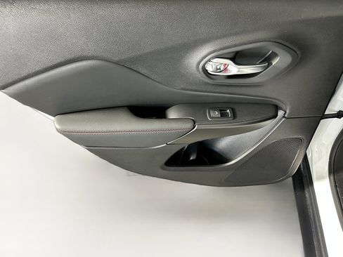 Used 2022 Jeep Cherokee Trailhawk image 25