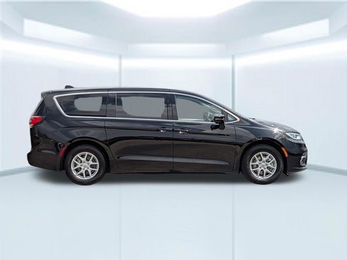 Used 2024 Chrysler Pacifica Touring-L FWD image 7