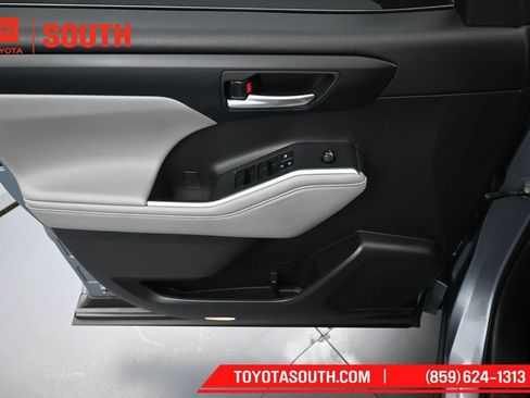 Used 2022 Toyota Highlander XLE AWD/4WD image 26