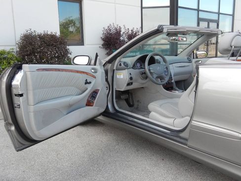 Used 2005 Mercedes-Benz CLK 320 Cabriolet image 24
