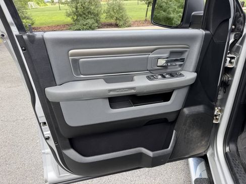 Used 2016 RAM 1500 Classic SLT AWD/4WD image 11
