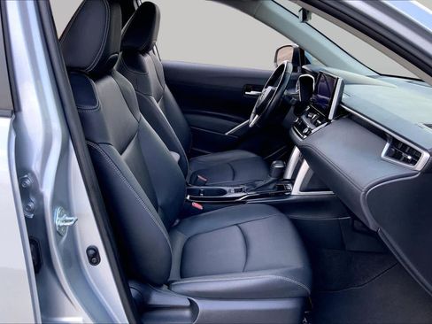 Used 2023 Toyota Corolla Cross XLE w/ Convenience Package FWD image 9