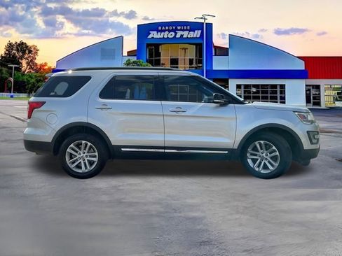 Used 2017 Ford Explorer XLT w/ Equipment Group 201A FWD image 8