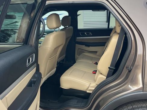 Used 2016 Ford Explorer XLT w/ Equipment Group 202A FWD image 11