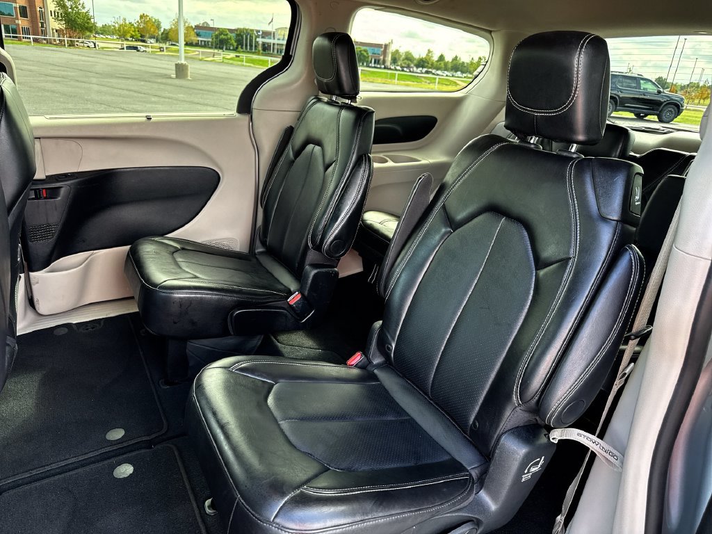Used 2024 Chrysler Pacifica Touring-L FWD image 21