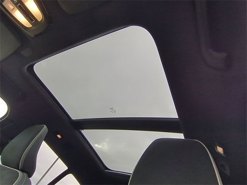 Used 2025 Volvo XC40 B5 Plus image 10