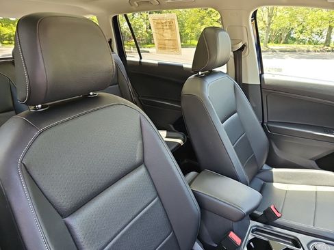 Used 2021 Volkswagen Tiguan SE w/ Panoramic Sunroof Package AWD/4WD image 11