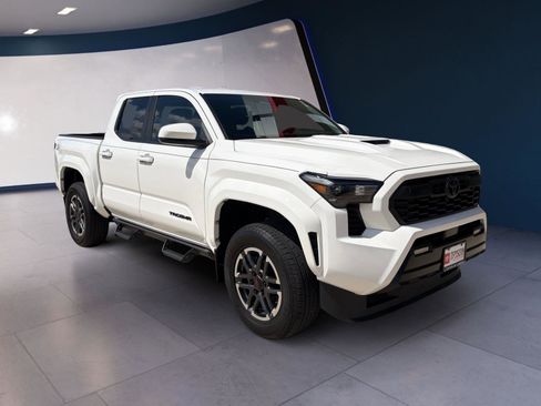 Used 2024 Toyota Tacoma TRD Sport AWD/4WD image 7