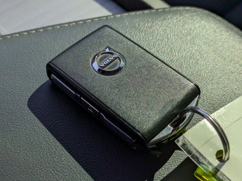 Used 2022 Volvo XC60 B5 R-Design w/ Advanced Package image 35