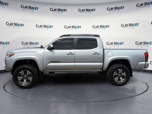 Used 2019 Toyota Tacoma TRD Sport AWD/4WD image 2