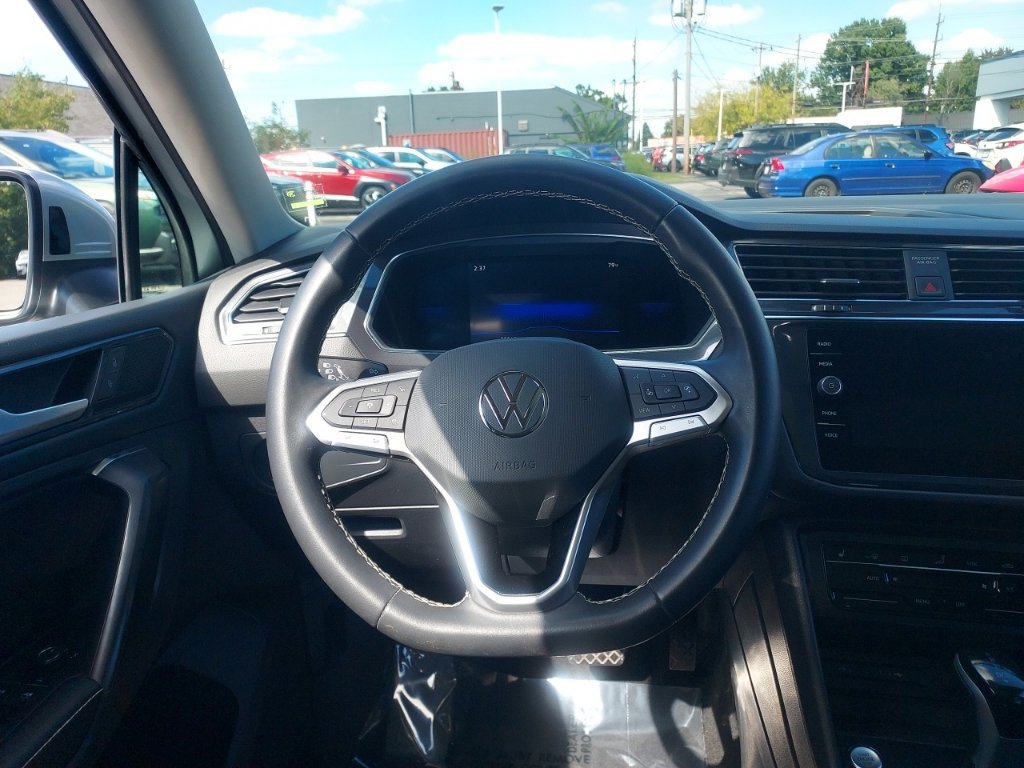 Certified 2023 Volkswagen Tiguan SE w/ Panoramic Sunroof Package AWD/4WD image 11
