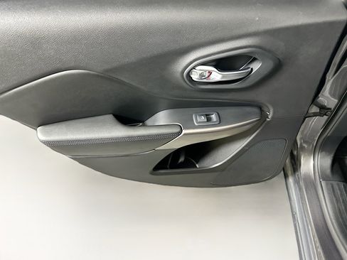 Used 2019 Jeep Cherokee Latitude Plus image 24