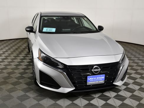Used 2024 Nissan Altima 2.5 SV FWD image 3