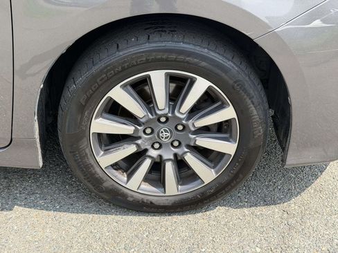Used 2018 Toyota Sienna XLE Premium AWD/4WD image 25