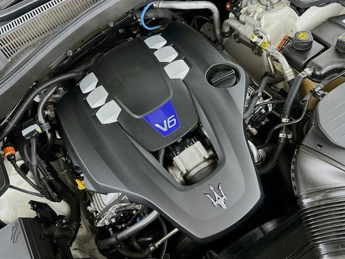 Used 2022 Maserati Levante Modena AWD/4WD image 32