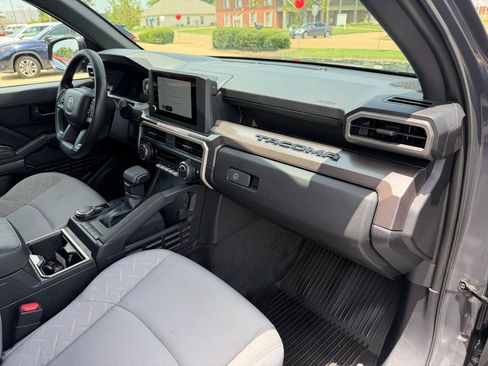 Used 2025 Toyota Tacoma SR5 AWD/4WD image 16