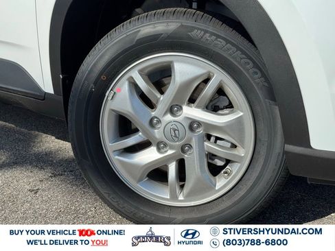 Certified 2025 Hyundai Venue SE image 4