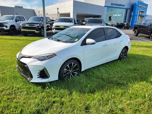 Used 2017 Toyota Corolla SE w/ SE Premium Package FWD image 3