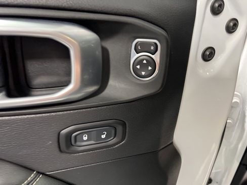 Used 2020 Jeep Wrangler Unlimited Sahara image 21