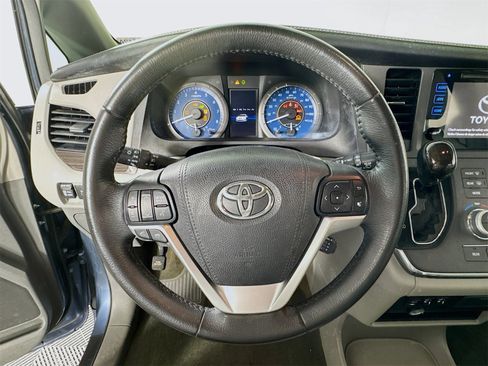 Used 2017 Toyota Sienna XLE image 13