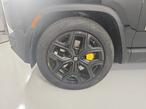 Used 2023 Rivian R1T Adventure image 9