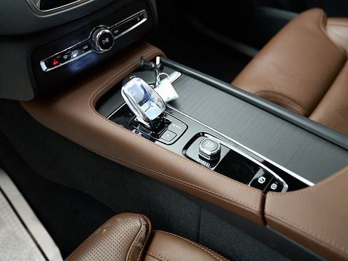 Certified 2024 Volvo XC90 T8 Ultimate AWD/4WD image 16
