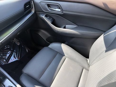 Used 2023 Nissan Rogue SV w/ SV Premium B Package FWD image 31