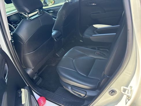 Used 2021 Toyota Highlander XLE FWD image 5