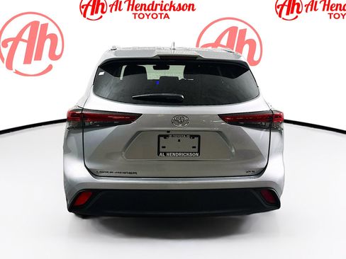 Used 2023 Toyota Highlander XLE FWD image 4