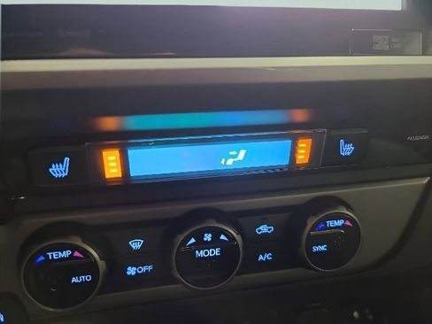 Used 2017 Toyota Tacoma TRD Off-Road w/ Premium & Technology Package AWD/4WD image 34