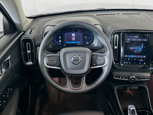 Used 2025 Volvo XC40 B5 Plus image 18