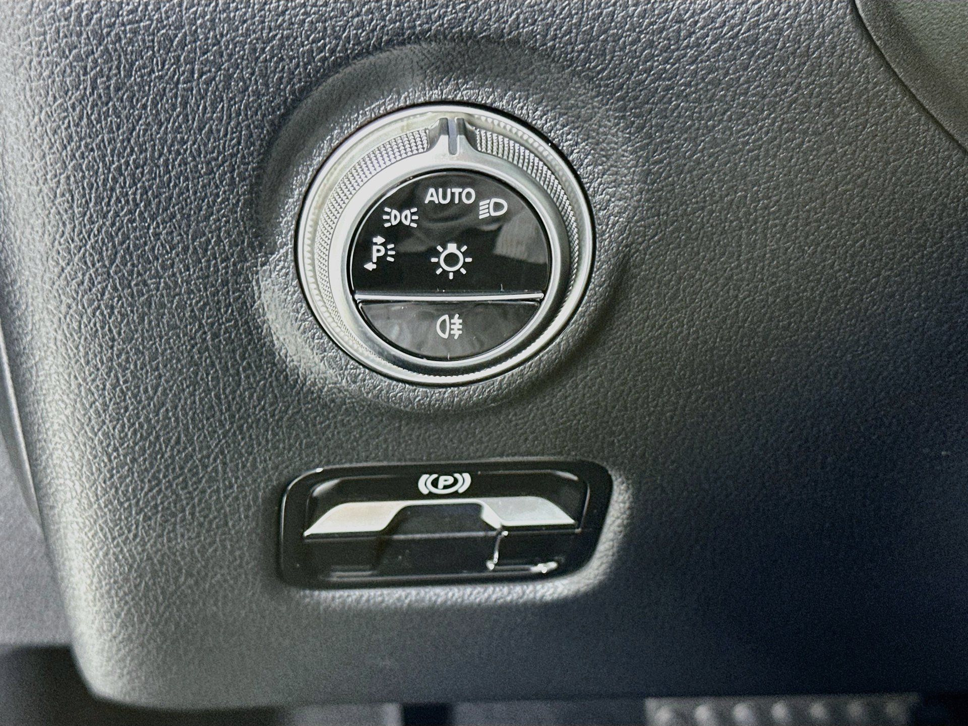 Used 2025 Mercedes-Benz C 300 Sedan image 11