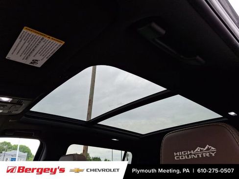 Certified 2024 Chevrolet Suburban High Country AWD/4WD image 18