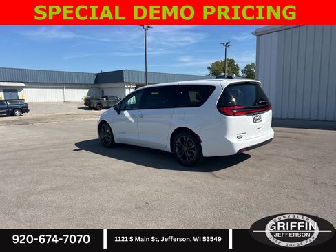 New 2026 Chrysler Pacifica Select image 18