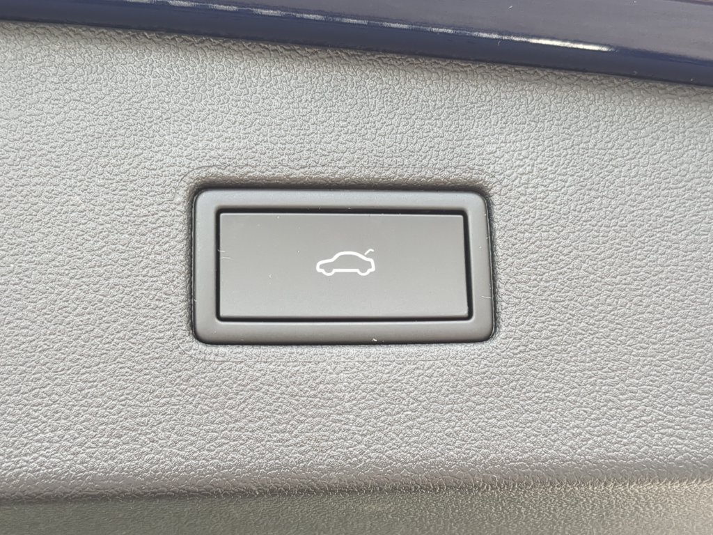 Certified 2023 Volkswagen Tiguan SE FWD image 10