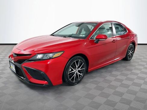 Used 2022 Toyota Camry SE image 3
