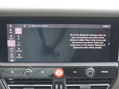Certified 2022 Porsche Macan AWD/4WD image 11
