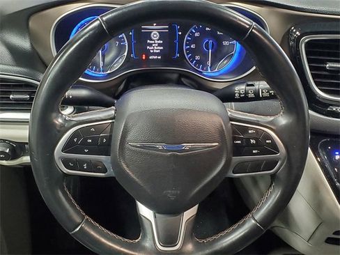 Used 2018 Chrysler Pacifica Touring-L image 19