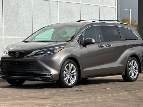 Certified 2024 Toyota Sienna Platinum image 10