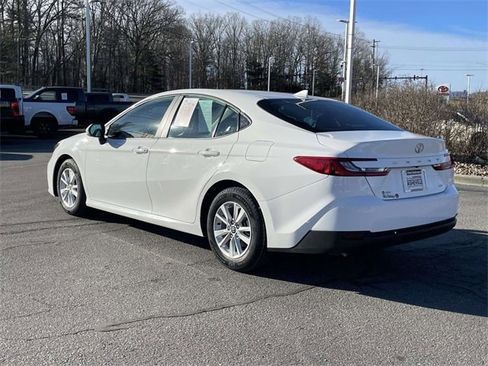 Used 2025 Toyota Camry SE image 3