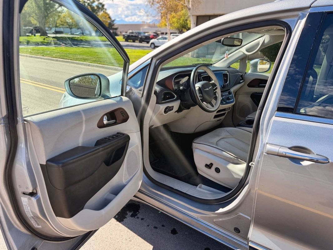 Used 2020 Chrysler Pacifica Limited FWD image 4