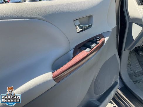 Used 2014 Toyota Sienna XLE image 23
