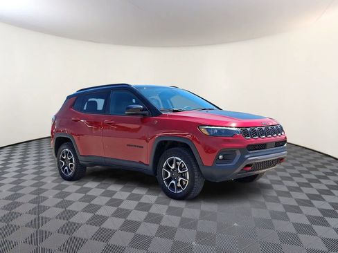 Used 2025 Jeep Compass Trailhawk w/ Trailhawk Elite Group AWD/4WD image 4