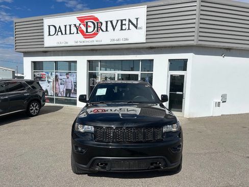 Used 2018 Jeep Grand Cherokee Laredo image 2