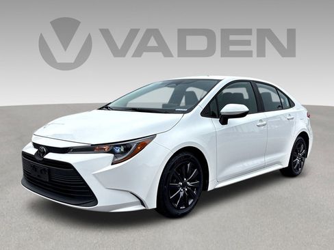 Used 2024 Toyota Corolla LE image 3