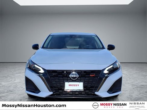 Used 2024 Nissan Altima 2.5 SR w/ SR Premium Package image 3