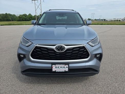 Used 2022 Toyota Highlander XLE AWD/4WD image 16