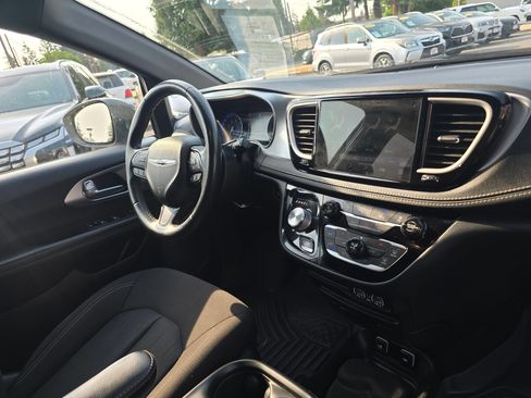 Used 2021 Chrysler Pacifica Touring w/ S Appearance Package FWD image 9