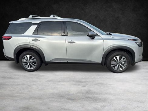 Used 2025 Nissan Pathfinder SL w/ Black Appearance Package FWD image 4