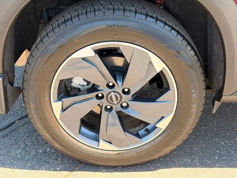 Certified 2024 Nissan Rogue SV FWD image 8